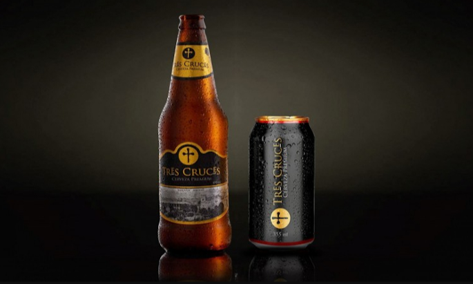 Tres Cruces bier uit Peru flesje en blikje voor een donkere achtergrond